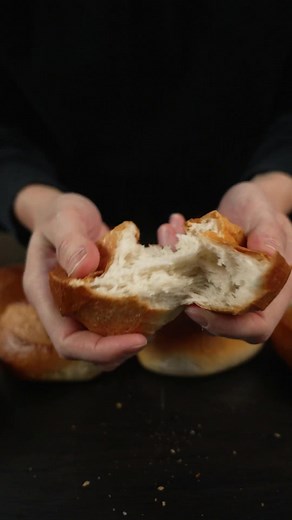 Express-Brötchen 🍞 Diese herrlich knusprigen Semmeln sind perfekt, wenn es mal schnell gehen muss! In nur 2 Stunden stehen die frischen Brötchen auf deinem Tisch.⌛ Wie ist es bei dir, magst du solche schnellen Rezepte, oder gönnst du deinem Brot lieber mehr Zeit? 😊 ➡️Zum Rezept: https://www.marcelpaa.com/rezepte/express-semmel/ Rezept für ca. 8-10 Semmel: 430 g Weissmehl 260 g Wasser handwarm 8 g Salz 4 g Backmalz, aktiv (alternativ: Honig) 15 g Frischhefe 60 g Sauerteig (alternativ: Total 20 