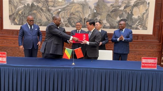 Bonjour chers amis du Net ! Dans le cadre de la mise en œuvre du partenariat stratégique global Congo-Chine, nous venons de signer un accord cadre sur les investissements des infrastructures au Congo en présence de mes collègues des hydrocarbures, Bruno Jean Richard Itoua, et des finances, Christian Yocka à Changsha, dans la province de Hunan (Chine), avec ​Tang Ding, secrétaire adjoint, vice-président et directeur général du groupe Hunan Construction Investment. La partie chinoise a été conduit