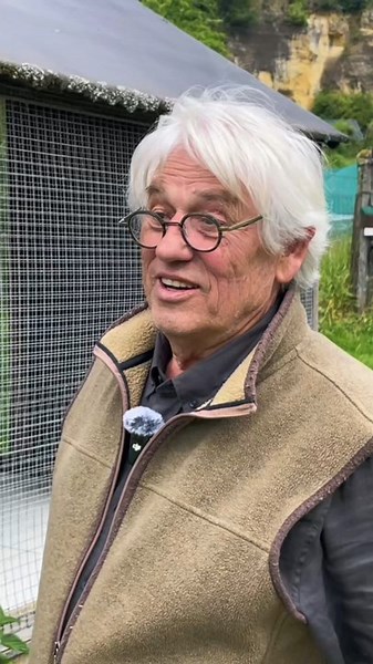 Comment éviter efficacement les poux rouges dans le poulailler ? Michel Audureau répond à nos questions ! 🐔Reportage intégral à retrouver sur notre chaîne YouTube ! 🧡