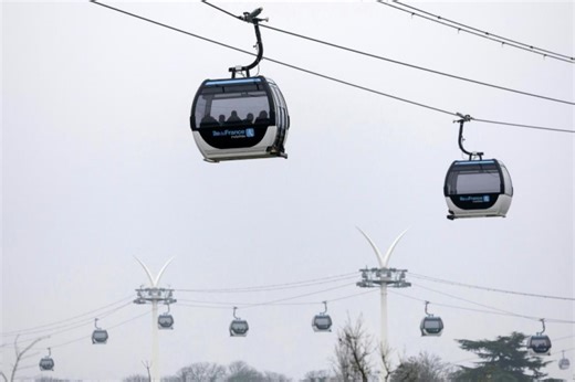 "C'est comme au ski!": le premier téléphérique urbain d'Île-de-France a pris son envol