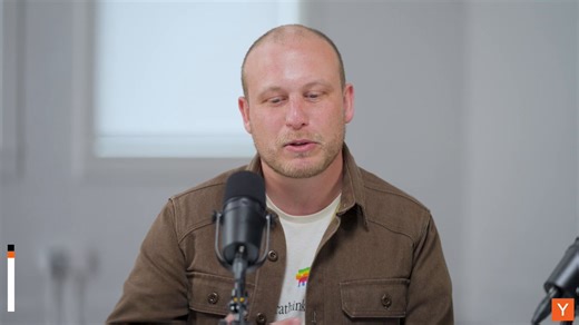 【事件】Claude Codeを作った“本人”が、思考プロセスを丸ごと語ってしまった動画が話題😳しかも、45分間。 https://t.co/mwAiiq5Vhb・なぜその設計にしたのか・どこで失敗したのか・何を間違えたと認識しているのか・そして次にどこへ向かうのかプロダクトの意思決定の裏側が、ほぼノーカットで公開されてる。正直このレベルは異常。ここまで“内省と設計判断”を晒すケースはほぼない。しかも内容は成功談じゃない。迷い・試行錯誤・失敗前提のリアルな思考そのもの。だからこそ価値がある。・なぜClaude Codeがあの思想なのか・なぜ“あの挙動”になるのか全部つながる。AI開発・プロダクト設計・エージェント運用やってる人、これは見ない理由がない。これは解説じゃない。一次情報のリークです。