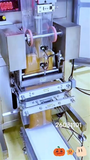 Fully automatic liquid filling machine: accurate metering, high output; suitable for all types of beverages, including alcoholic beverages, soft drinks, oils, and sauces; precise filling, no drips or leaks; highly efficient and stable.#Liquid #fillingmachine #packingmachine