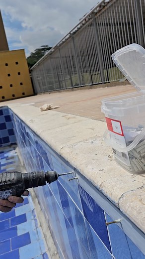 Instalación de perfil PVC en perímetro superior del vaso: Método para fijar la membrana PVC en una piscina. #enrapiscinas #piscinas #membranapvc #laminapvc #laminaarmada #impermeabilizacion | Enra Piscinas