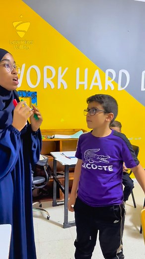 🎨 Creative learning in action! Teacher Manel turned English letters into a fun art game — students draw on the chosen letter, name its color, and count how many look like it. A smart way to make learning letters unforgettable ✨✏️ | Learning Valley School