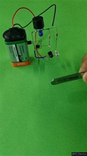 The perfect proximity sensor circuit. 😍 Simple & Satisfying! #electronic #diy #gadgets #tips
