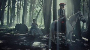 Hotels.com TV Spot, 'Introductions: Queen' Featuring Kaitlyn Dever, Dominic Sessa