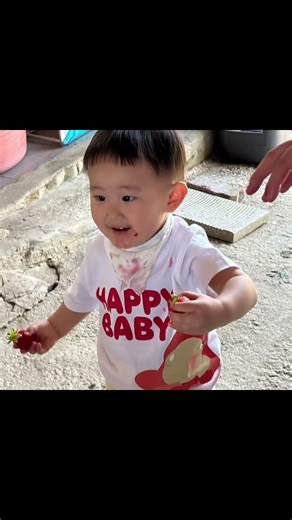 ‪@HuggiesKorea‬ #제품협찬 #하기스 #하기스아빠체험단 딸기랑 아빠랑 아들 ! 아빠랑 착 붙어서 딸기도 따서 먹어보고 아빠랑 떨어질 틈 없던 하루 🫶🏻 #아빠와아들