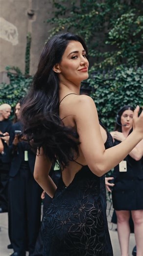その場を魅了したDisha Patani／ディシャ・パタニ登場の瞬間。 Veronica Leoni／ヴェロニカ・レオーニによるCalvin Klein Collection 2026年春。 ニューヨークにて。 | Calvin Klein