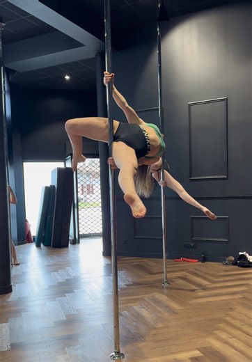 Débuter en Pole Dance : Combos Essentiels à Maîtriser