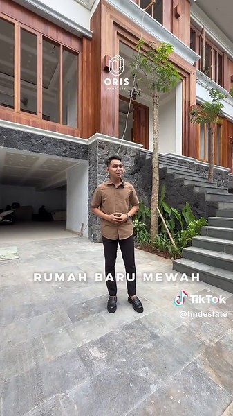 FOR SALE KEMANG DALAM BRAND NEW HOUSE, ON PROGRESS TROPICAL MODERN FULLY FURNISHED Luas Tanah 517 m2 Luas Bangunan 760 m2 Bangunan 3 lantai Kamar Tidur 6 Kamar Mandi 6 Study Room Kamar Tidur Pembantu 3 Kamar Mandi Pembantu 2 Full Marble Floor Swimming Pool Private Lift Ruang Keluarga 2 Dry & Wet Kitchen with Appliances Listrik 23.000 watt Garasi 8 mobil Carport 3 mobil Hadap Timur SHM Harga Rp 35 M Nego -———————————— 𝐌𝐨𝐫𝐞 𝐢𝐧𝐟𝐨 : 👤 𝐑𝐞𝐳𝐚 𝐍𝐮𝐫 𝐅𝐚𝐮𝐳𝐢 📞 𝟎𝟖𝟏𝟑 𝟏𝟎𝟔𝟕 𝟖𝟎𝟑𝟑