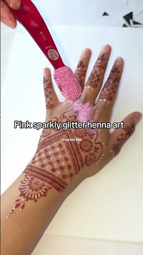 Sparkly pink Eid henna inspo #empressmeofficial #glitterhenna #hennaart #eidhenna #eidhennadesigns