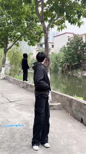 后面小伙想不开？🤔 Wu立鹏 抖音号:ash9808 Wu Li Peng ~ Chinese dancer 🌷🍃 ##wulipeng #lipeng #W立鹏 #终冬摇 #卡点舞