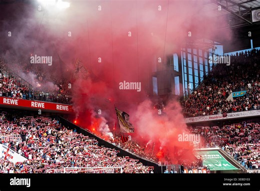 Pyro, Pyrotechnik, Rauchtoepfe, Bengalos, Gästeblock. Fans, Auswärtsfans im Gästeblock bei den Fans von Bayer Leverkusen 1. FC Köln - Bayer 04 Leverkusen, Fussball, 1. Bundesliga, RheinEnergieStadion Köln, 25.04.2026 DFL regulations prohibit any use of photographs as image sequences and/or quasi-video. (Photo by HMB Media/ Marco Bader/Sipa USA) Credit: Sipa USA/Alamy Live News Stock Photo - Alamy