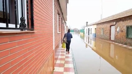 Vecinos de El Robledo tapian puertas ante la crecida del río Bullaque