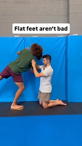 Most people think foot flattening = dysfunction. But in reality, it’s your body’s way of adapting and absorbing load. We’re taught to fear pronation — to brace, correct, or “lift the arch.” But if you never let your foot flatten, you stop that force from spiraling up through your hips, trunk, and breath. The goal isn’t to hold a shape — it’s to move through one. Rebuild from the ground up. Start with connection. Not correction. 👇 Drop a “flat” in the comments if you want the free guide & breakd