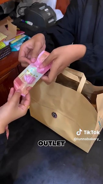 Oleh-oleh Terjangkau di Lunna Bakery Mataram