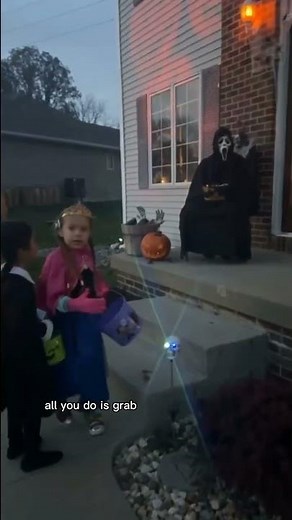 girls grab your candy!!😂