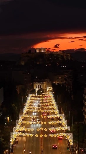 🇬🇷❤️ Christmas in Athens, #Greece under the Acropolis is so beautiful. See Greek Recipes for Christmas GreekGateway.com Video by instagram.com/alexandros._.art | GREEK GATEWAY