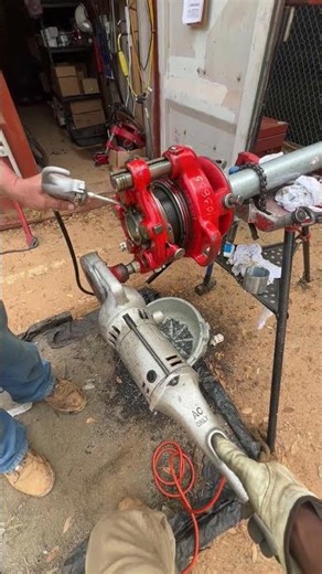 Threading 3” rigid conduit with small hog head