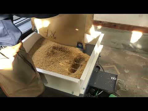穀物乾燥機への籾張り込み作業 袋取りコンバインバージョン ［Japan Rice］