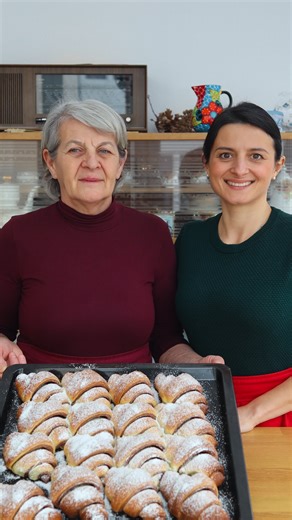 Sastojci za kvas: 320 ml toplog mlijeka 20 g svježeg kvasca (pola kockice) 3 kašike šećera Sastojci za tijesto: 600 g mekog ili glatkog pšeničnog brašna 4 kašike šećera 100 gr maslaca sobne temperature 2 kašike grčkog gustog jogurta 2 žumanjaka vanilija prstohvat soli korica limuna 1,5 kašika kakaoa 100 g maslaca sobne temperature za premazivanje Cijeli recept pogledajte na mom YouTube kanalu Moja mala kuhinja. Link se nalazi u Instagram priči (story). #recepti #najboljirecepti #kuhinja #kuhinji