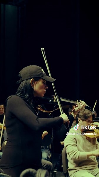 Orquesta de Vivaldi con Mariana Bo al Violín