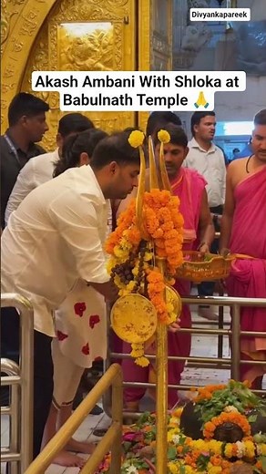 Akash Ambani & Shloka Mehta seek Lord Shiva's blessings at Babulnath Temple🙏🕉️ #ambani #viralshorts