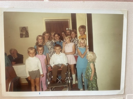 I september 1969 faldt syvårige Anders Andersen af en traktorvogn sammen med sin storesøster Elsebeth. Det blev en ulykke, der ændrede deres liv for altid. Det er først nu over 50 år efter ulykken, at Anders Andersen for alvor begynder at bearbejde ulykken og dens konsekvenser. Derfor er han gået i gang med at skrive en bog om ulykken og den indvirkning, den har haft på hans liv. | TV2 ØST