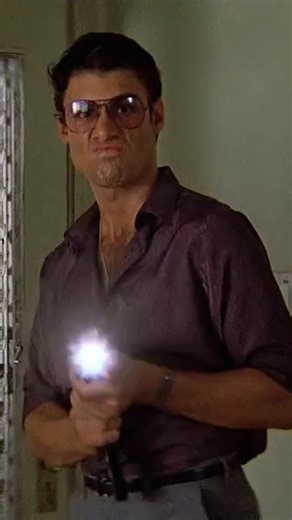 Steven Bauer uses a MAC-10. Scarface (1983). Brian De Palma 📽