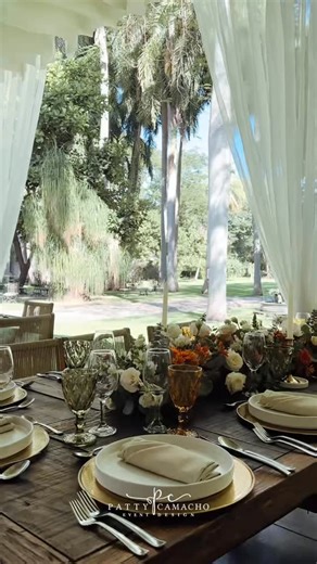 One of the sweetest wedding trends we’ll see in 2026: table numbers that tell a story. Instead of traditional signage, each table displays a photo of the bride and groom at the age that matches the table number. So for Table 1, both of them at age 1… and so on — creating a nostalgic, heart-melting journey through their lives. It’s personal, emotional, and the perfect way to let guests walk through the years that shaped the two people saying “I do.” 🤍✨ Venue: @haciendasangabrieldelaspalmas #Patt