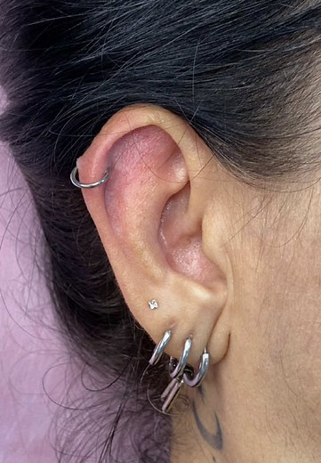 Transformação de Orelha: Colocando o Piercing Helix