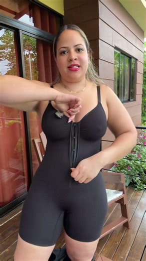 From belly pooch to flat tummy in 3 seconds – shapewear is magic.