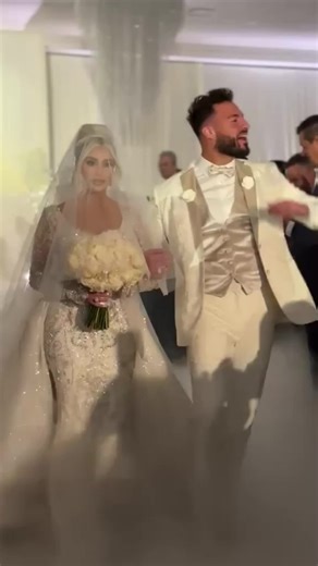 The betrayed bride, shocked all the guests at her own wedding. What she did at that moment terrified everyone. #weddingday #bride #happyday #couple #surprisegift