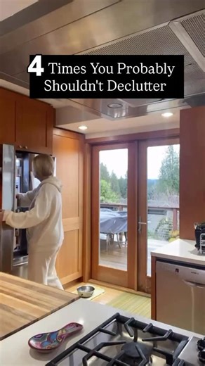 Here’s what you need to know 👇🏻 When you aren’t at your mental best decluttering is going to suck 😞 That’s because there is a lot of decision-making involved with decluttering. And for that you need brain power. When you’re tired, emotional, or hungry and you try to just dive into a delcuttering project - things are not going to go well ☹️ So here’s what to do: 👉🏻 Have a plan for what you are going to declutter and how long you are going to spend on it. 👉🏻 Pick your mental best time of da