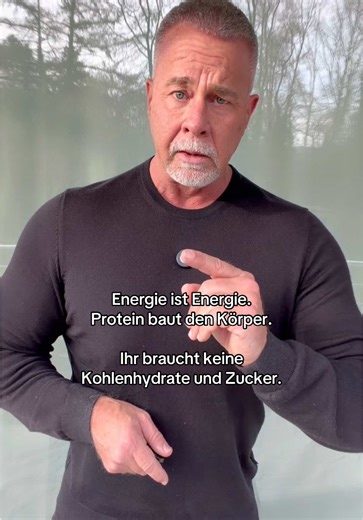 „Stell dir deinen Körper wie ein Auto vor. Es ist dem Motor egal, ob du Benzin oder Diesel tankst – Hauptsache Energie kommt an. Kohlenhydrate sind wie Benzin: schnell da, schnell weg. Fett ist wie Diesel: langsamer, aber konstant und effizient. Der Motor arbeitet mit Energie. Aber: Die Karosserie – also deine Muskeln – werden nicht aus Benzin gebaut. Sie werden aus Baumaterial gebaut. Und das ist Protein.“ #keto #stoffwechsel #abnehmen #ernährung #fettverbrennung @Frank aus der Wieschen @𝔲𝔫𝔡