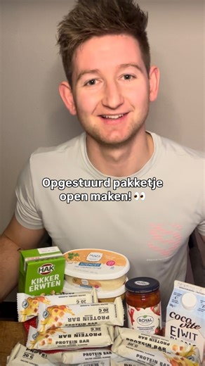 M I K E W I L T S on Instagram: "Ik heb oprecht geen idee wat er in zit, pakket is van: 'voetbal uit de regio Emmen' (Facebook) Laten we hem samen open maken! 👀 Wordt lid van voetbal uit de regio Emmen op Facebook en mis niks meer van het amateur voetbal in de regio Emmen ! #foryou #afvallen #voedingsadvies #proteine #vetverlies #vetverlies #food #coaching #cadeau #verassing"