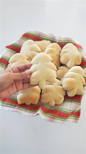 Kim Shirley | These Christmas Tree Rolls are such a fun and easy way to make your meal more festive! Here’s the steps on how to make them! 🎄 We set out... | Instagram