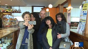 Origini Lucane, friulana d'adozione, Catine, al secolo Caterina Tomasulo sta rinnovando, tra teatro e cabaret la lingua friulana. Da "foresta", esplorando terreni linguistici poco praticati, le sta dando una insospettata leggerezza, inventa percorsi narrativi da un lato comici e dall'altro di fine analisi lessicale. Il friulano lo ha imparato nei bar dove ha lavorato, da maestri di rara immediatezza e realismo. Ne è venuto fuori un fenomeno teatrale impareggiabile. E' il contributo odierno della