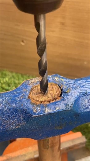 The mason’s perfect method to mount a hammer handle Firm, safe, and professional grip. #NYWorkshop #ToolHack #ProHammer | Do It YourSelf