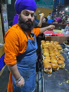 4.8M views · 128K reactions | बुलेट ट्रेन की स्पीड से बनाते हैं बर्गर - TOOFAN SINGH ke TOOFANI BURGERS | AMRITSAR WALKING TOURS | Facebook