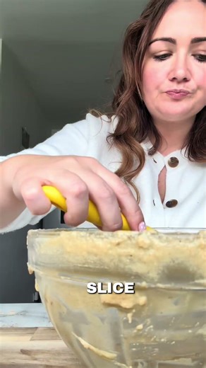 Easy banana bread tray bake perfect for freezing for lunch box snacks #bananabreadtraybake