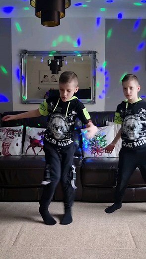 ShufflePack on Instagram: "Shuffle tutorial 1. #shuffledance #tutorial #boys #twins #dance"