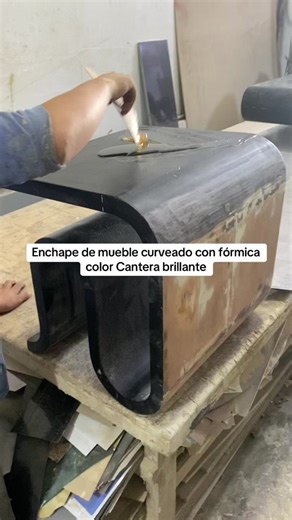 Enchape de Mueble Curvado con Fórmica Color Cantera Brillante