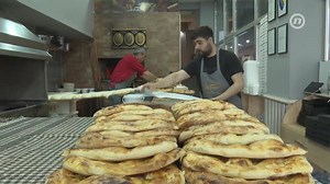 Sarajevski somuni poznati su širom svijeta, ali postoje i turski somuni koji se prave prema recepturi starijoj od nekoliko stotina godina. U čemu je razlika i zbog čega ljudi s Ilidže posebno prije iftara kupuju baš ove somune? | NOVA BH