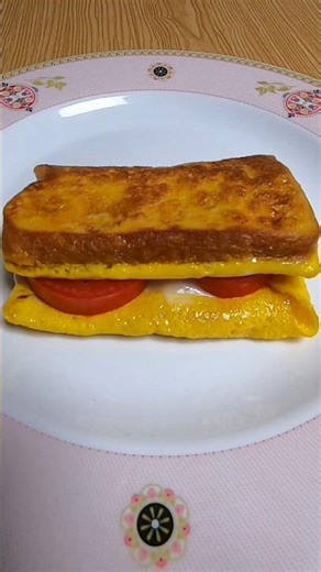 Easy Egg and Tomato Sandwich for Breakfast! 🍳🍅