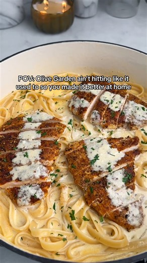 Copycat Olive Garden Chicken Alfredo RECIPE https://badbatchbaking.com/better-than-olive-gardens-chicken-alfredo/ #chickenpasta #chickenalfredo #copycatrecipe #olivegarden #dinnerideas | Bad Batch Baking by Mallory Austin