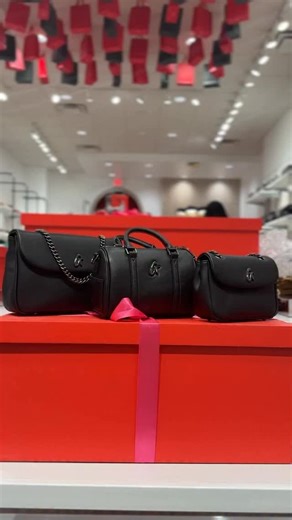 Glam-Aholic Lifestyle®️ on Instagram: "The girls wanted size comparisons & we delivered 😏! Meet the 𝐌𝐢𝐧𝐢 𝐁𝐨𝐬𝐭𝐨𝐧 𝐁𝐚𝐠—small enough to stun, big enough to carry what counts 🎁. And if you’re prepping your cart, both the Mini + Large in 𝐒𝐭𝐚𝐧𝐝𝐚𝐫𝐝 and 𝐌𝐨𝐧𝐨𝐠𝐫𝐚𝐦 drop 𝐅𝐫𝐢𝐝𝐚𝐲, 𝐍𝐨𝐯. 𝟐𝟖, 𝟐𝟎𝟐𝟓 𝐚𝐭 𝟑𝐏𝐌 𝐄𝐒𝐓. P.S.: these new arrivals aren’t included in the 𝐁𝐥𝐚𝐜𝐤 𝐅𝐫𝐢𝐝𝐚𝐲 𝐒𝐚𝐥𝐞, but trust you’ll still want them 👀!"