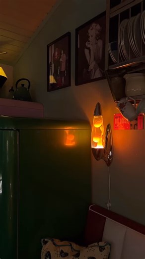 Mathmos Neo Wall i gult og orange hjemme hos vår skjønne kunde @annesretro! Den passet perfekt inn på det flotte kjøkkenet deres! ✨✨✨🤩🤩🤩 #ruth66interiør #ruth66 #fargeriktinteriør #mathmosoriginals #mathmoslavalamp #mathmosneowall #retrointeriør #1960sinteriors #retrointerior @ruth66oslo @mathmos_originals | Ruth 66