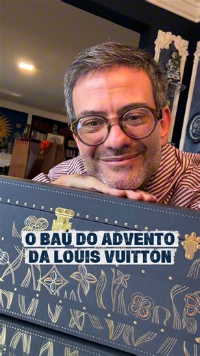 Bruno Astuto on Instagram: "O calendário do Advento nasce na Alemanha, no século XIX, remontando à tradição de ajudar as crianças a entender e esperar o Natal. Os pais acendiam uma vela por dia, marcando o tempo até o dia 24. Aos poucos, essas velas passaram a ganhar símbolos religiosos, imagens bíblicas e de pequenos rituais domésticos. Depois, elas se transformaram em marcas na parede, desenhos, cartões ilustrados e, mais tarde, nos anos 1920, nas famosas janelinhas que escondiam mensagens, im