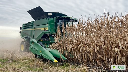 John Deere X9 1000 Combine with a C12F Corn Head, and an 8RX 370 Tractor pulling a J&M 1151 Cart. #RandS #JohnDeere #Harvest25 | Riesterer & Schnell